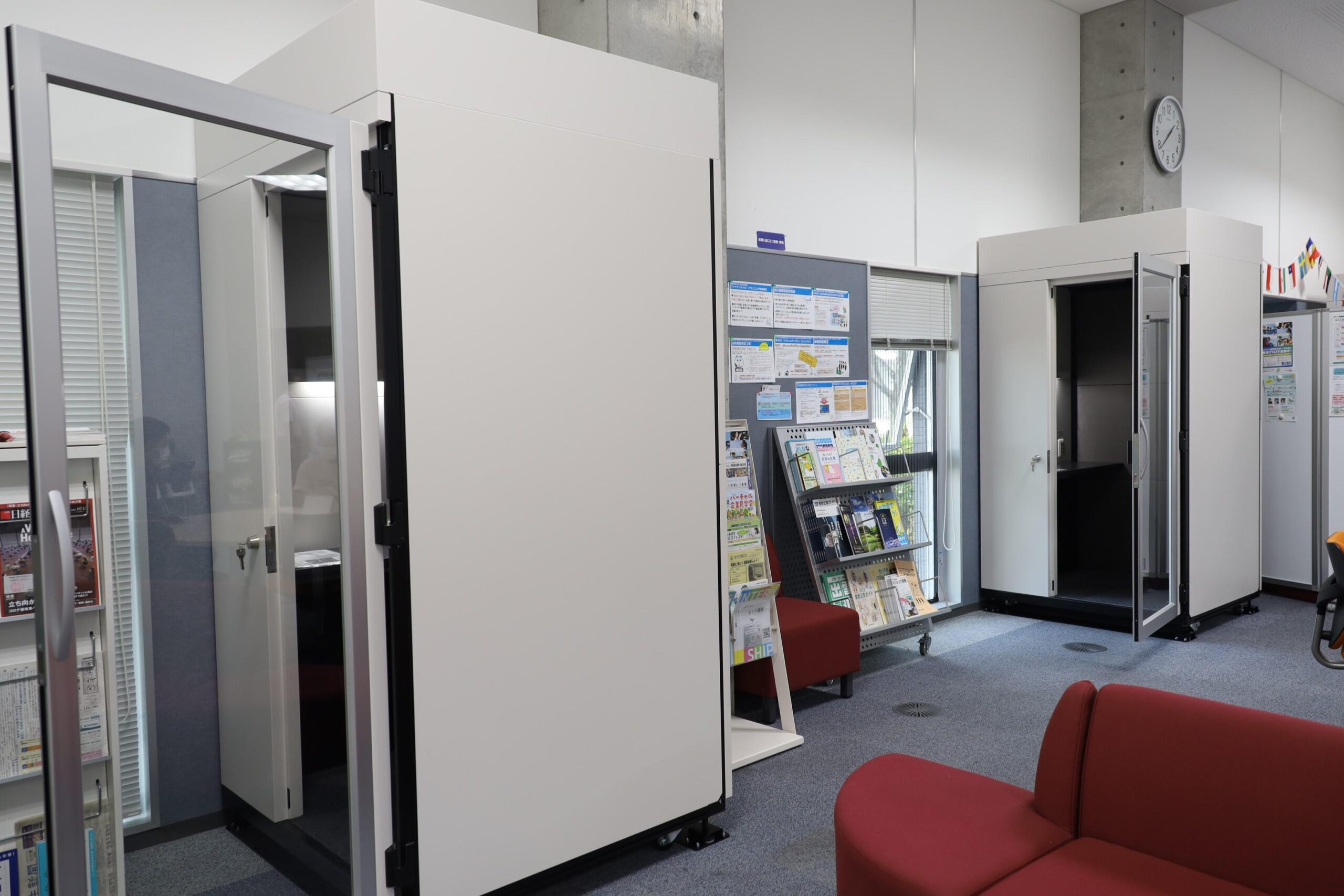 【流通科学大学】キャンパス内にWEB面接用　個人ブース設置 — 就活生の不安を解消し安心して就活ができる環境づくりをめざして —