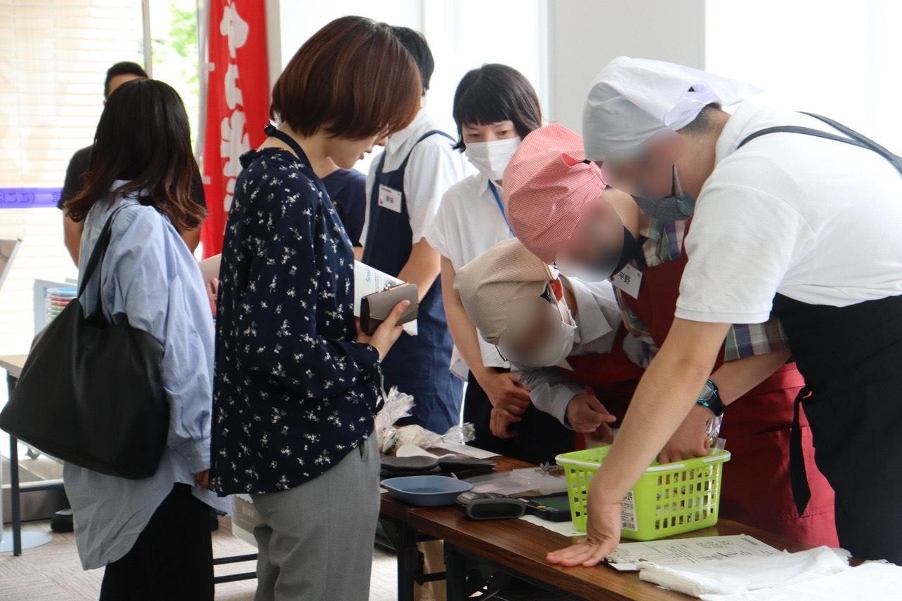佛教大学内で京都市立北総合支援学校の生徒がワーク製品の販売や清掃活動を行います