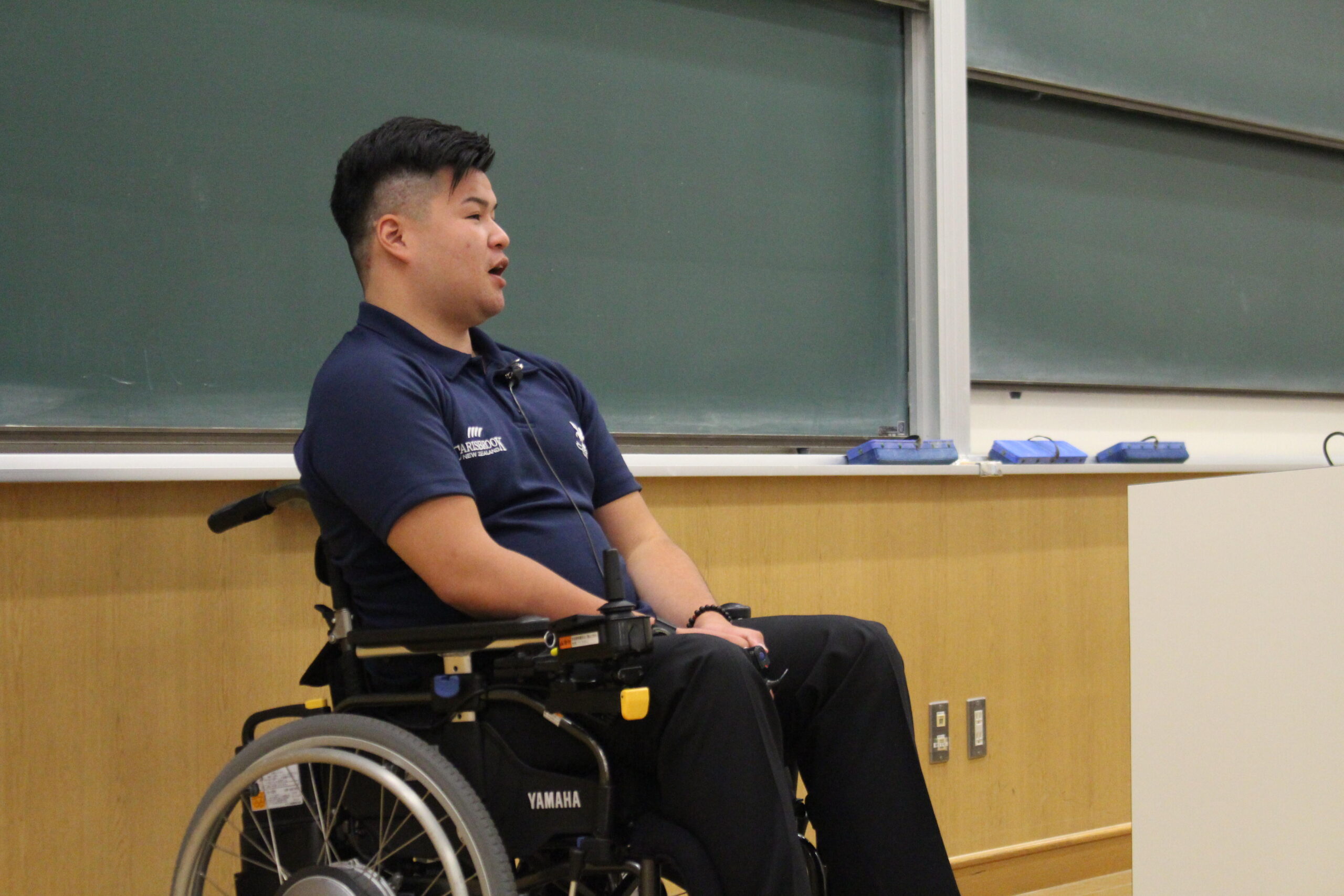 【京都産業大学】「今を大切に！」頚椎損傷から復活を目指すラグビー部の中川将弥さんが「共生社会の実現」をテーマに講演