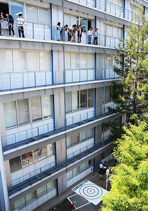 工学部基礎理工学科の新入生歓迎イベント「卵落としコンテスト」を開催しました — 大阪電気通信大学