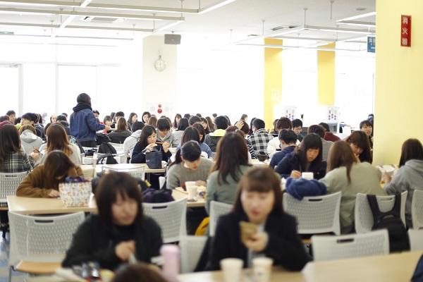 白鴎大学が4月9～27日まで、毎年恒例の「朝食無料サービス」を実施 — 新入生らの規則正しい生活をサポート