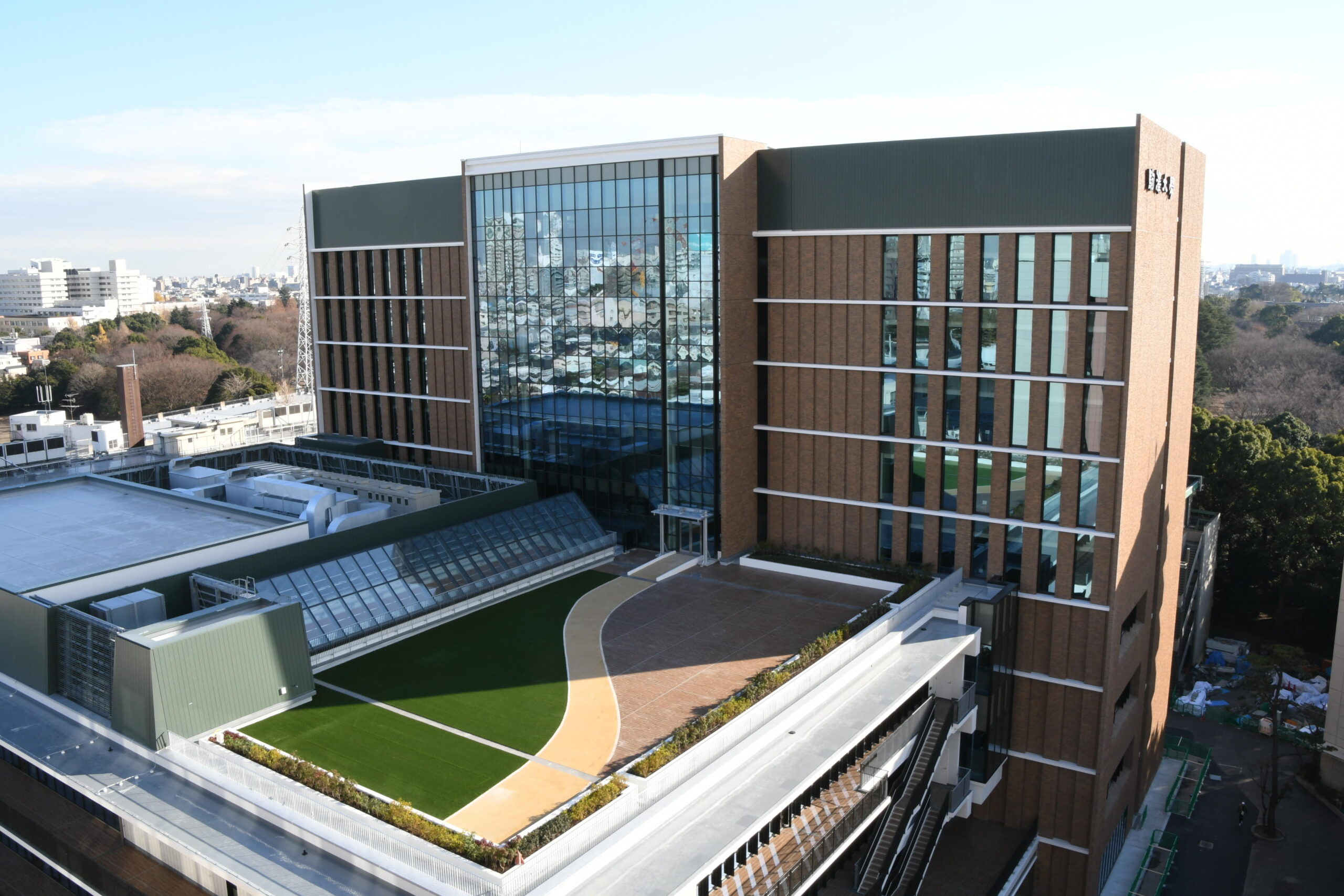 駒澤大学開校130周年記念棟「種月館」が4月から運用開始 — 学食に「丸亀製麺」「ヴィ・ド・フランス」など大学キャンパス初出店の専門店も