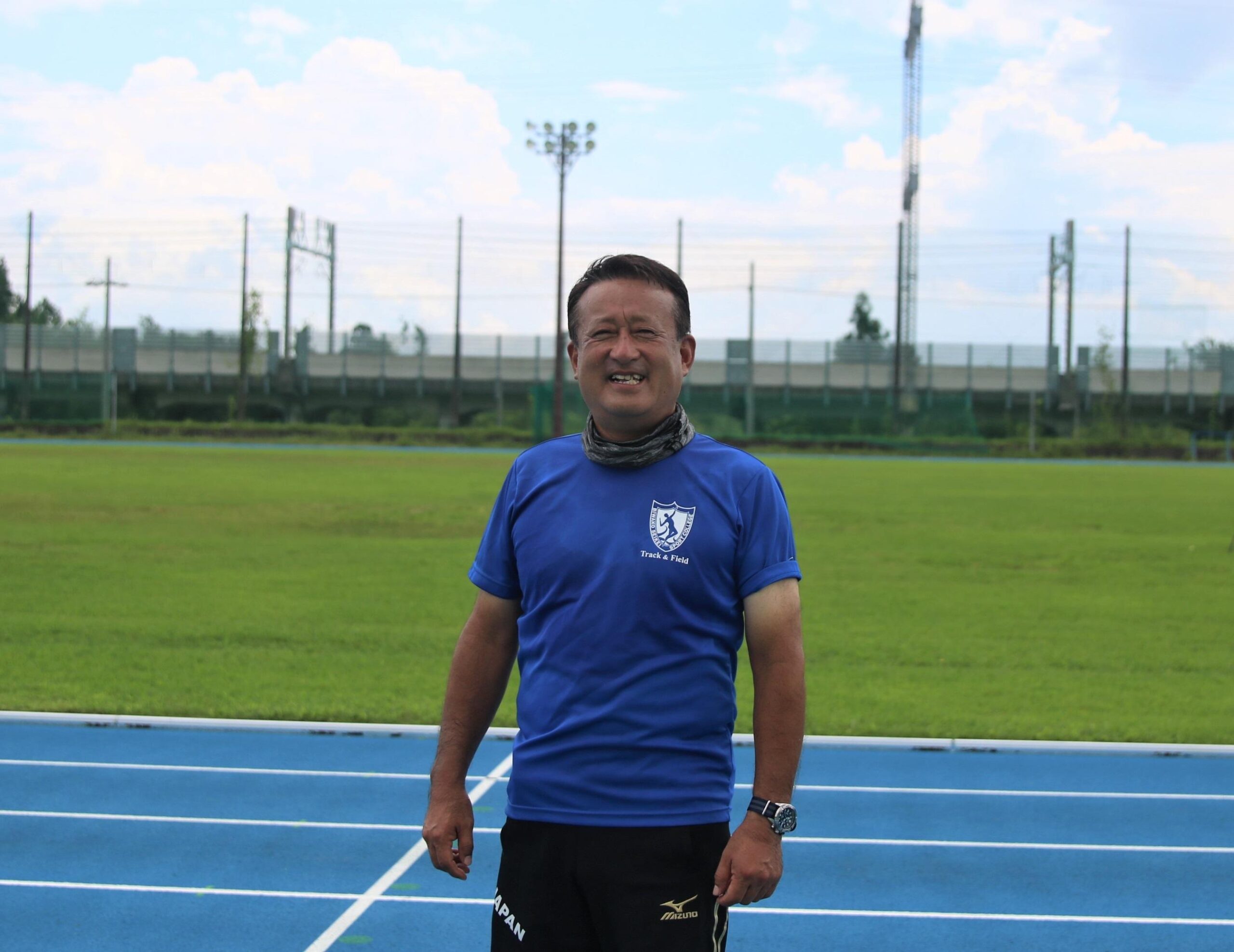 びわこ成蹊スポーツ大学陸上フィールドでパラリンピック日本代表の強化合宿を実施 — 陸上競技部の石井田茂夫監督が選手を指導