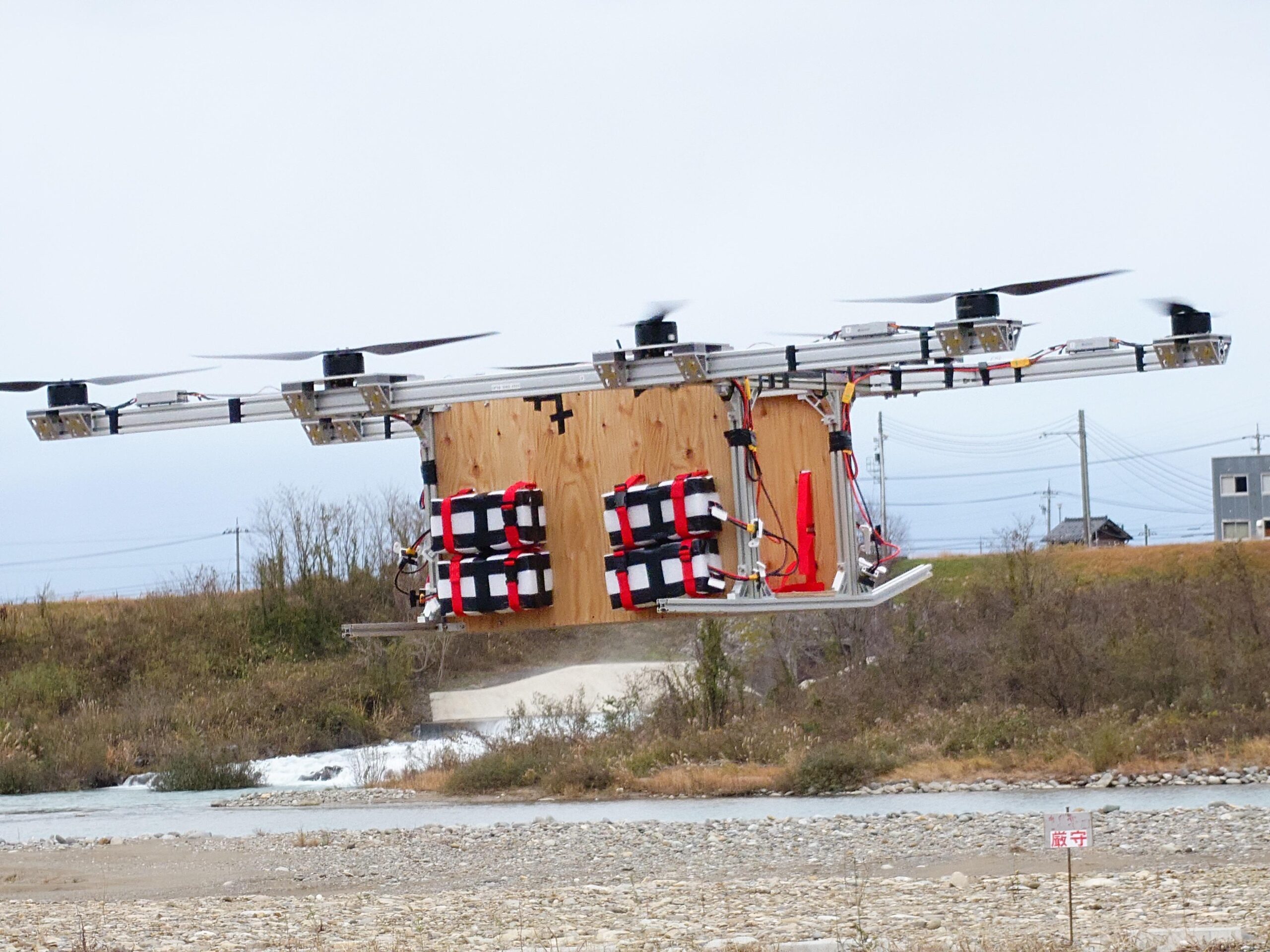 【被災地での救援物資輸送等を念頭に開発に取り組む】最大積載量50kgの大型試作ドローンの飛行実験を初めて実施。金沢工業大学 赤坂剛史研究室