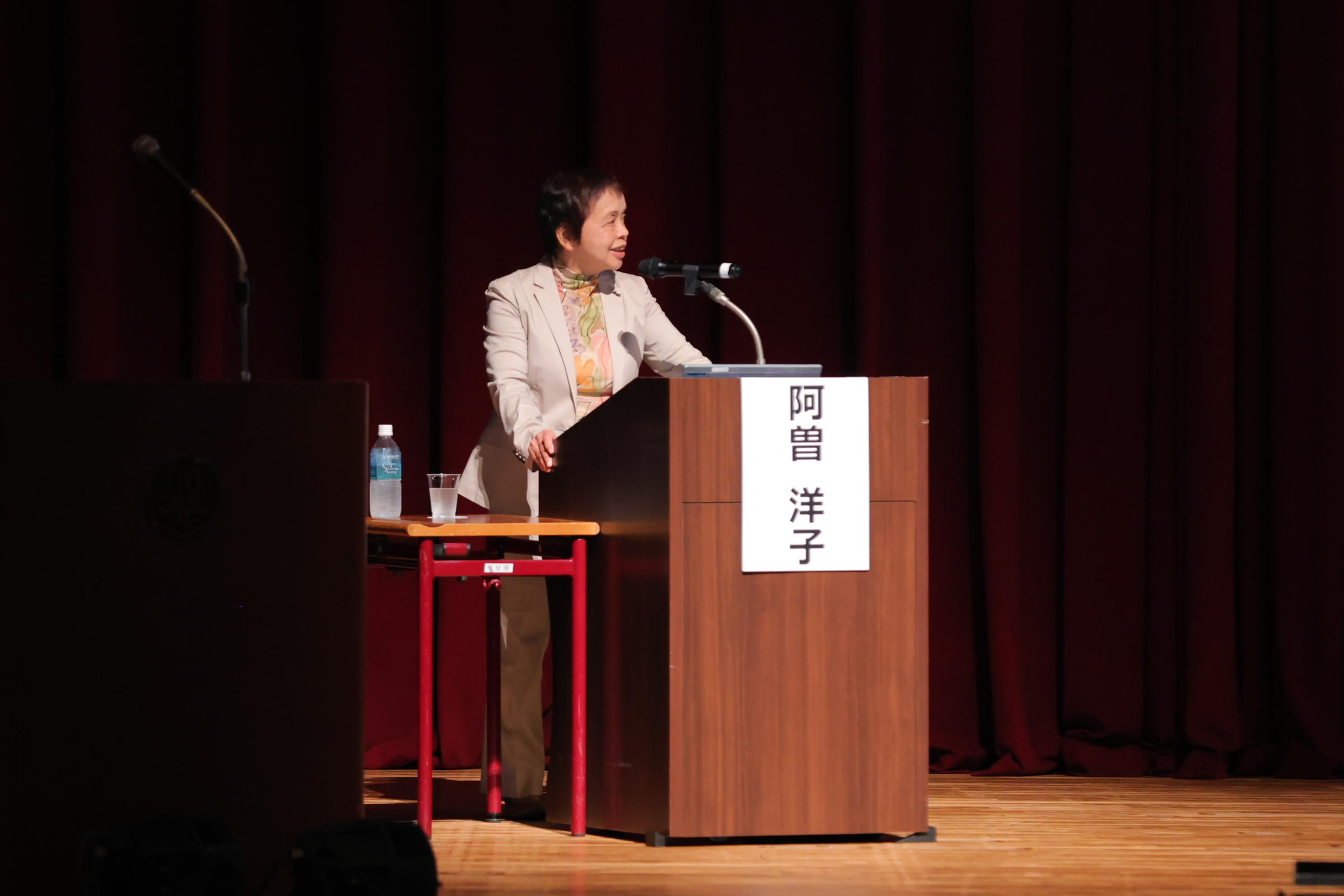 武庫川女子大学看護学部が開設から10年を迎え、記念シンポジウムを開催しました。