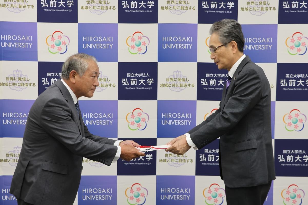 【弘前大学】サンライズ産業株式会社から寄附金目録を受贈 ― 附属図書館の資料整備等に充当