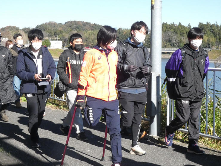 帝京平成大学健康医療スポーツ学部の学生が「レイクサイドウォーキングパラスポーツ in TAKATAKI」にボランティアで協力参加 — パラアスリート秦由加子選手が参加した心のバリアフリー推進イベント