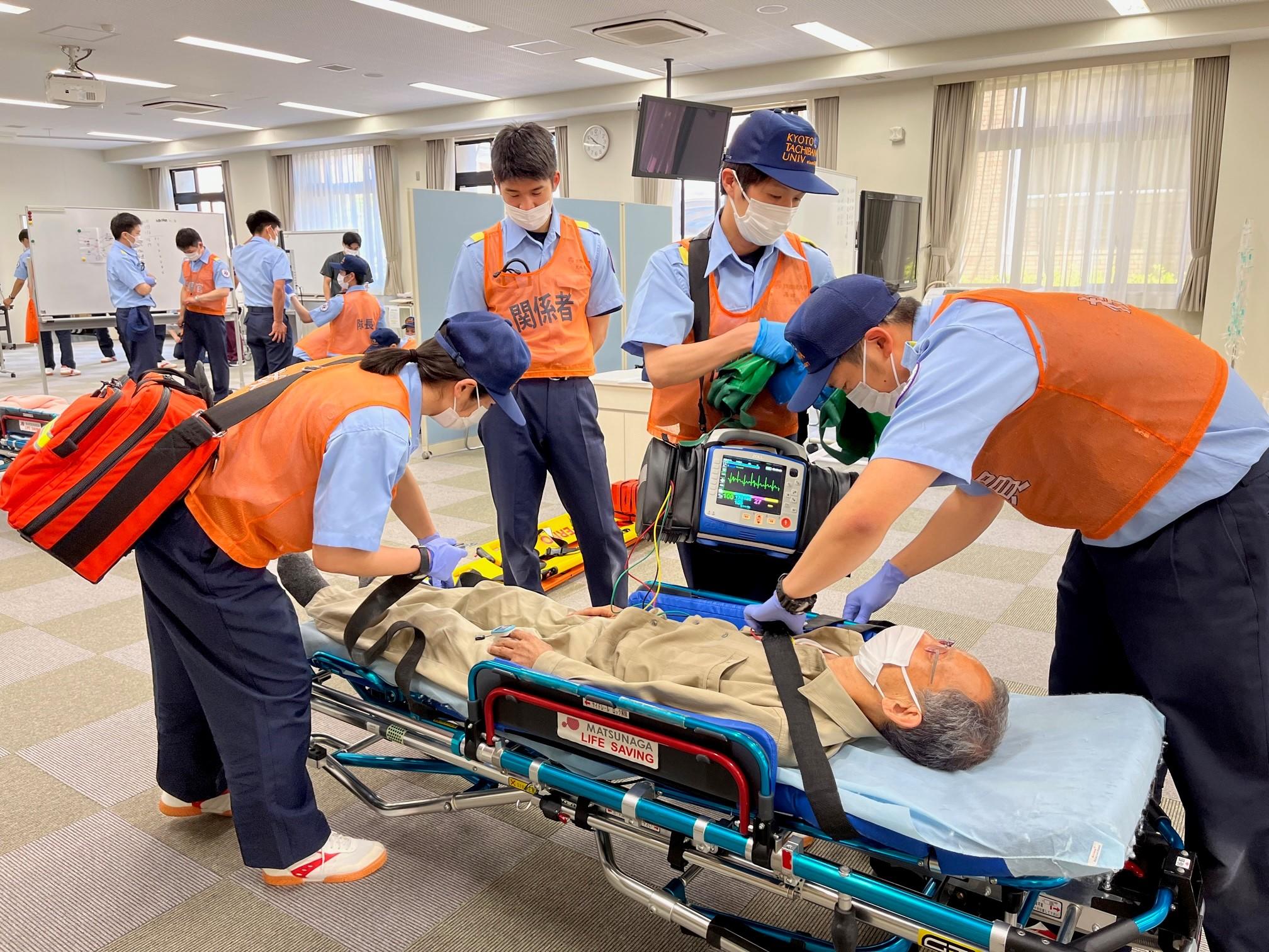 地域一体となって医療職者を育てる環境づくり『医療人養成プラットフォーム』を構築 — 地域の高齢者の方が模擬患者となり、救急救命学科の実習に参加します —