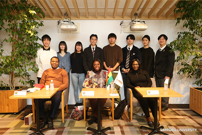 札幌大学にジェネヴィーヴ・エドゥナ・アパルゥ駐日ガーナ大使が来訪 — 学生と英語で意見交換