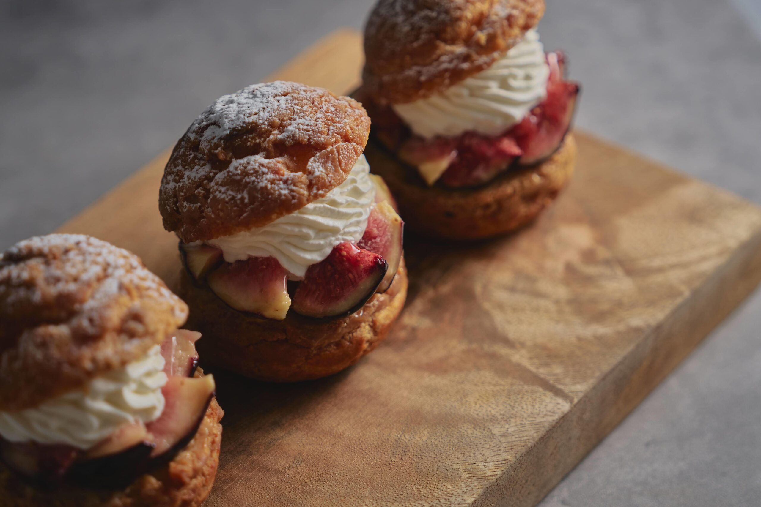 産業能率大学生がパティシエ辻口博啓と協力し、能登半島の「黒蜜姫」を使用した「黒いちじくのシュークリーム」販売開始！ ～石川県産「黒蜜姫」の魅力を自由が丘から発信、農業への関心喚起と地域ブランド向上を目指す～