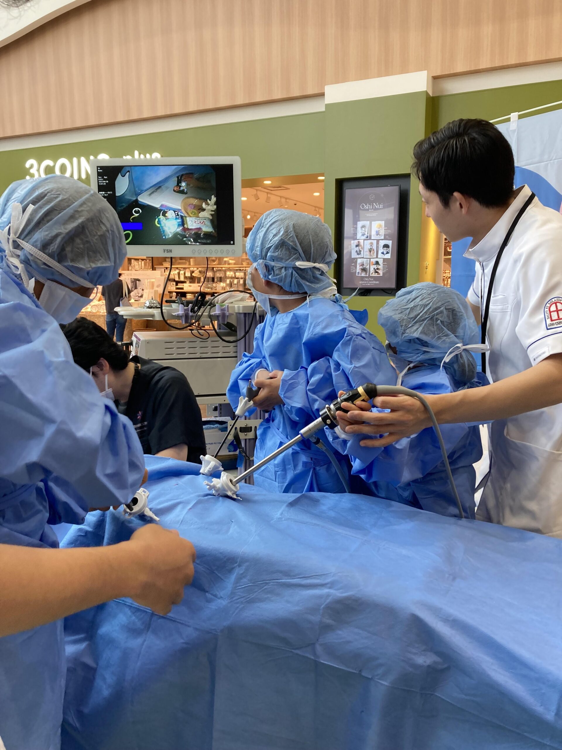 【藍野大学】模擬手術室がイオンモールに！小学生に大盛況のイベント「イオンモールでまちのおしごと体験」に本学の理学療法学科・作業療法学科・臨床工学科がブース出展いたしました。