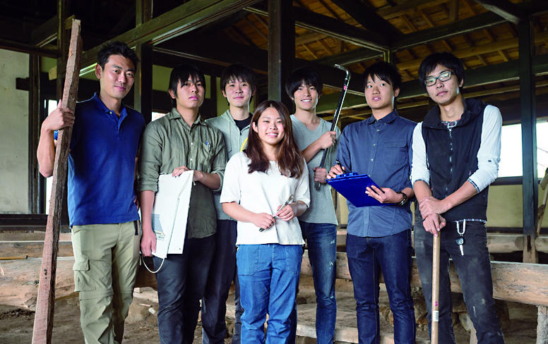 古民家で南イリノイ大学の学生と平和を語る  工学部生が異文化交流をサポート