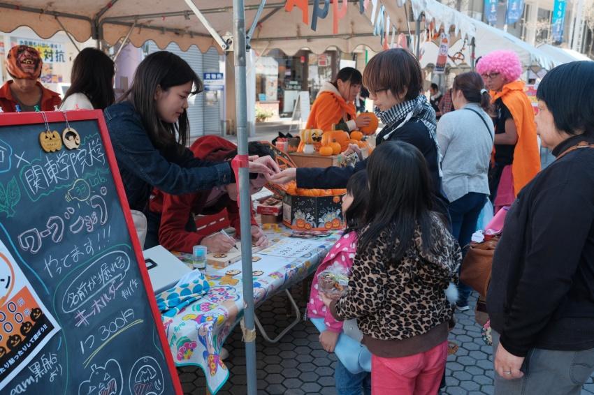 久里浜商店会ハロウィーンでワークショップを実施　商店街活性化に協力～佐々ゼミナール、商店街活性化イベント第2弾