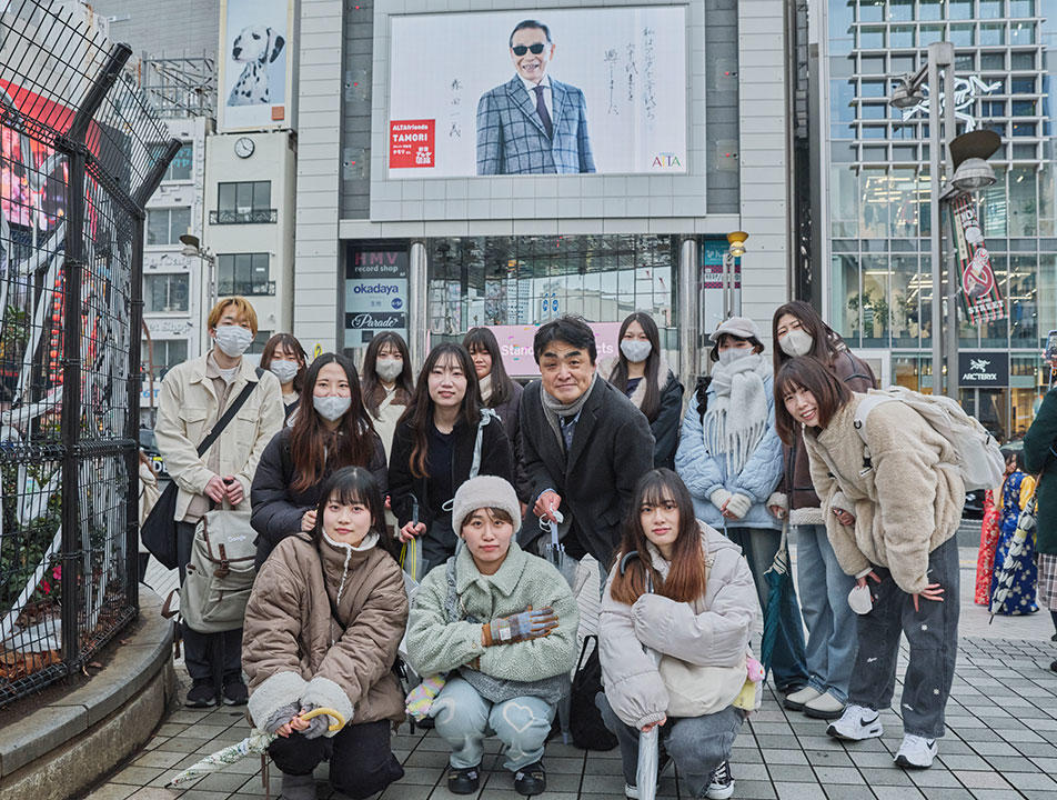 江戸川大学が「西条昇教授と歩く タモリが新宿にいた頃 ～新宿アルタ閉館を惜しんで～」を実施