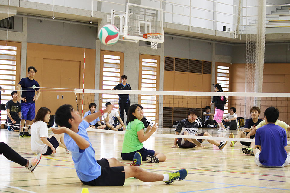 パラリンピックの開催を1年後に控え、オープンキャンパス内で「シッティングバレーボール」「ボッチャ」の体験会を実施 — 2019年8月20日（火）東洋学園大学本郷キャンパスにて