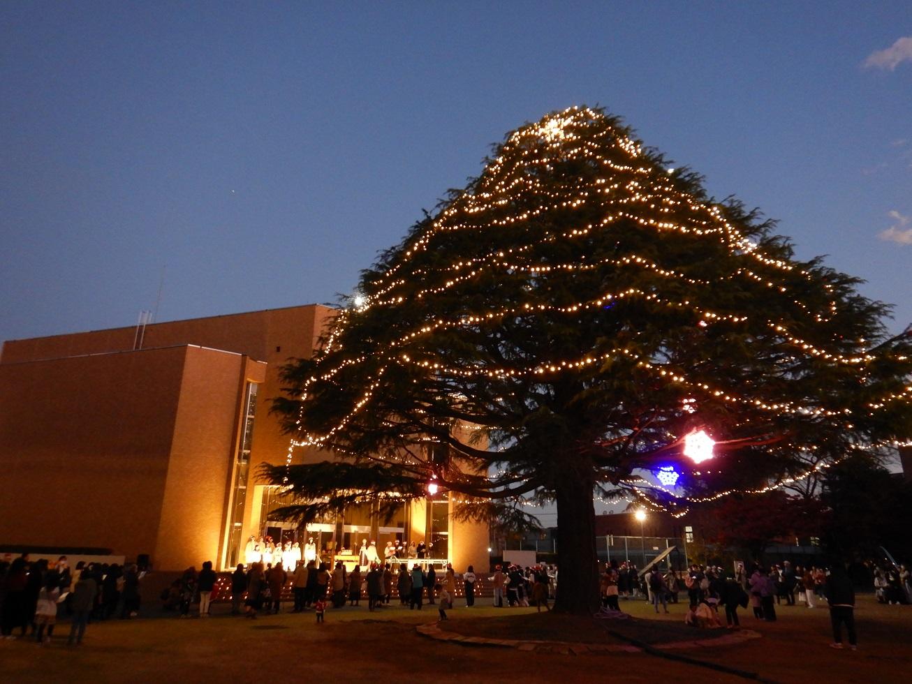 白百合女子大学が「白百合のクリスマス」を開催 ― 学生と地元の小学生が英語の歌を披露するクリスマスツリー点灯式やチャペルで行うクリスマス・ミサ、イルミネーションの一般公開など、さまざまなイベントを企画