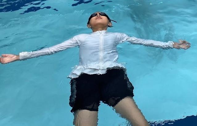 大阪経済大学　相次ぐ水難事故…安全水泳教育が急務も、経済格差による子どもの泳力格差が課題　人間科学部 若吉浩二教授が、ペットボトルを使って安全水泳プログラム 「大阪”大の字”泳法」開発