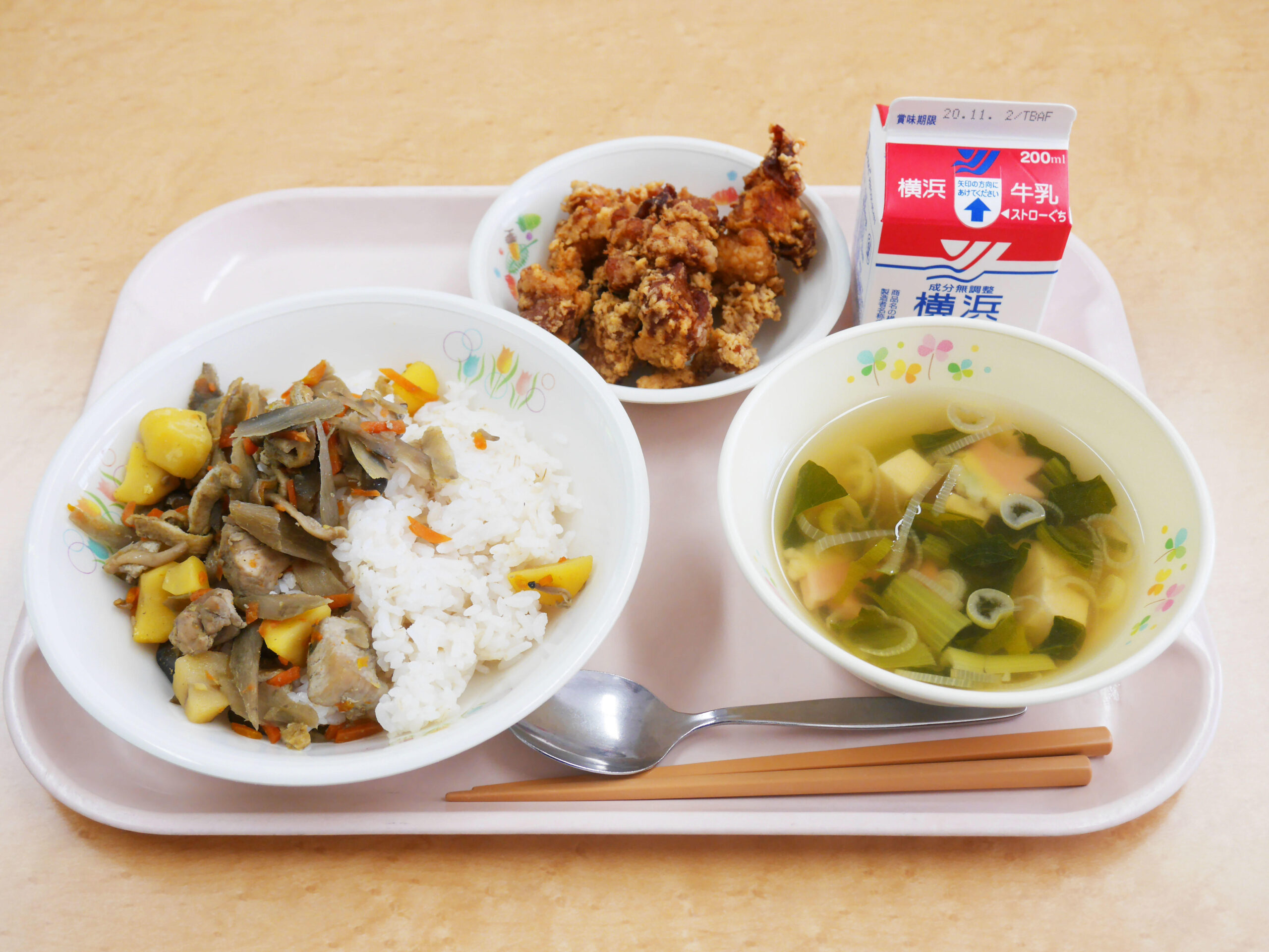 フェリス女学院大学の学生が百人一首をモチーフに考案した給食メニューを横浜市内の小学校で提供 –「全学教養教育機構（CLA）」プロジェクト演習の一環