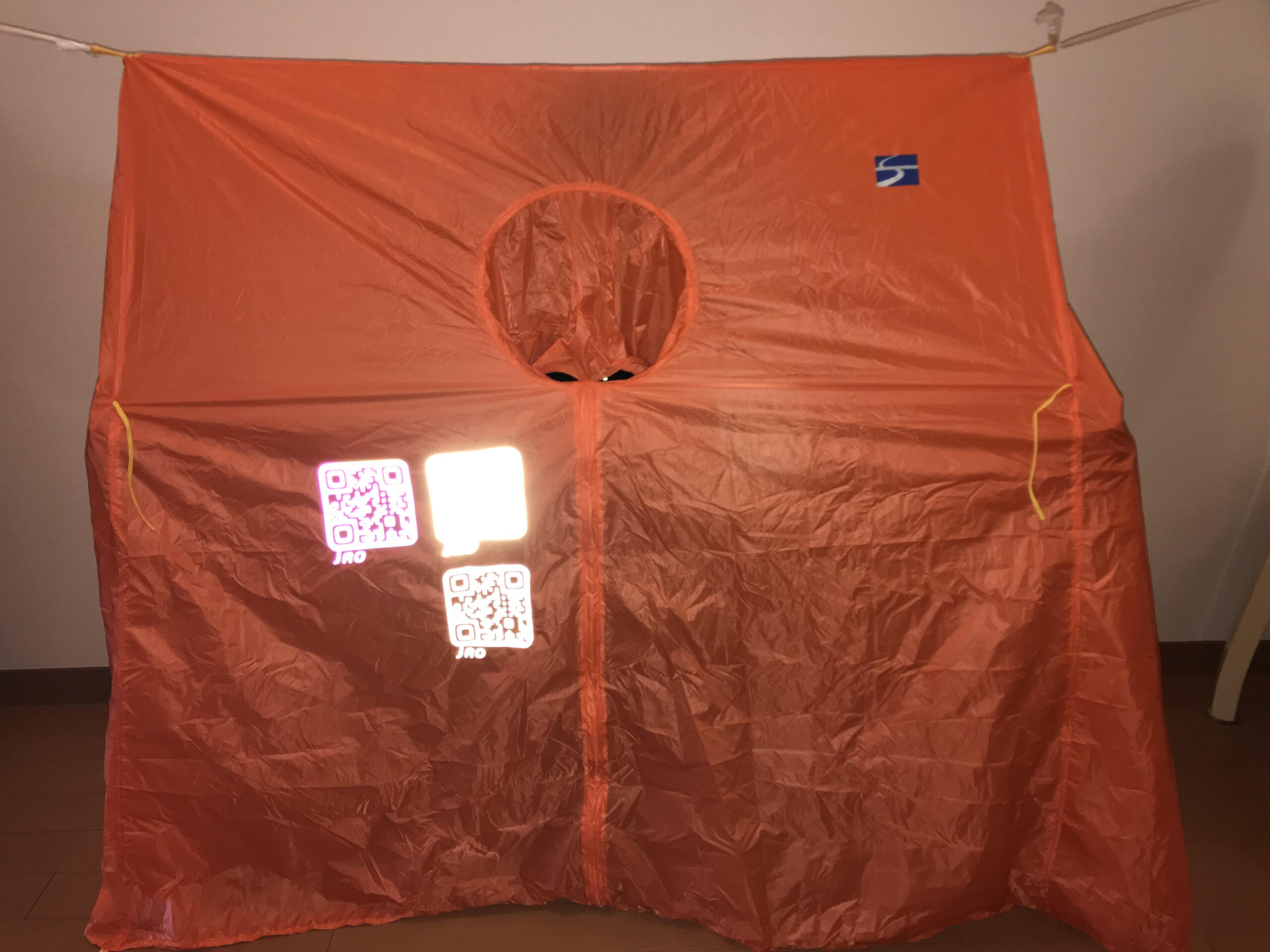 ドローンでの遭難者捜索を可能にする小型シェルターを共同開発　QRコード付き再帰性反射マークで発見率をアップ