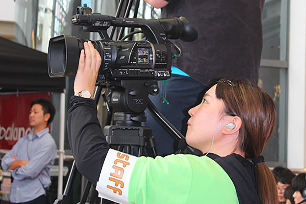 「トリッキングバトル」の全日本＆世界大会で、大阪電気通信大学の中継チーム「電chu!（でんちゅう）」が中継を行いました