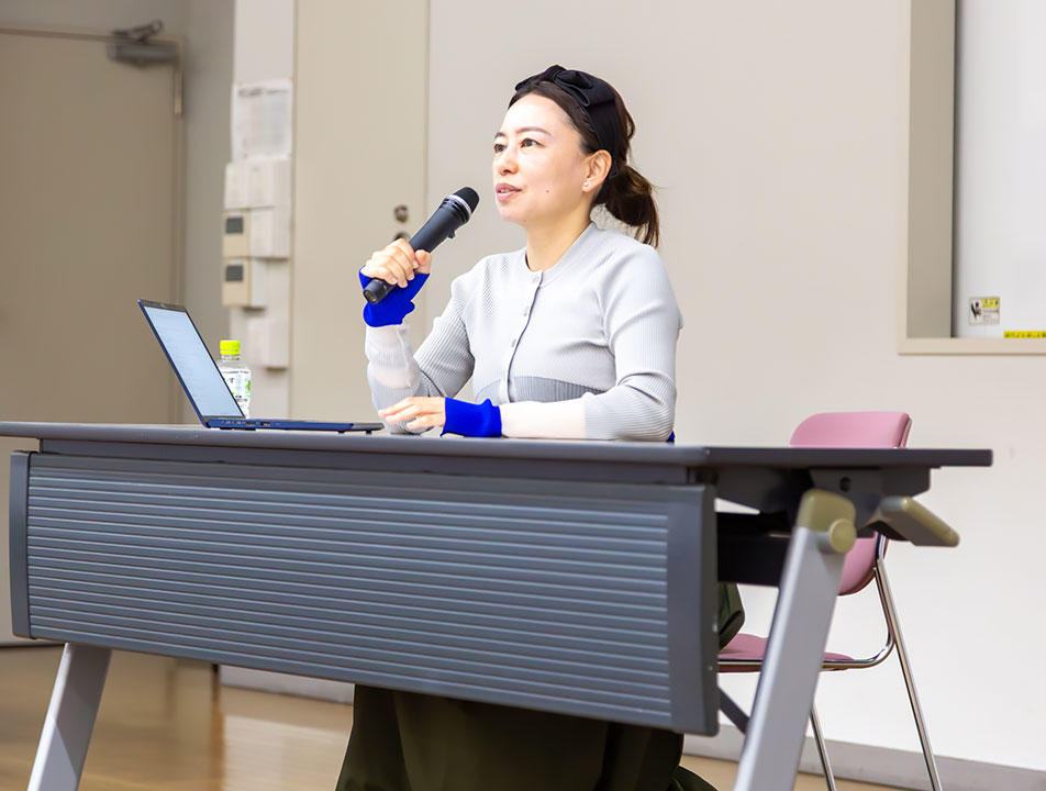 江戸川大学で塚原あゆ子監督が「マスコミ業界への就職と、エンターテインメントの役割」をテーマに講演会を実施 ―『ラストマイル』で第49回報知映画賞「監督賞」を受賞