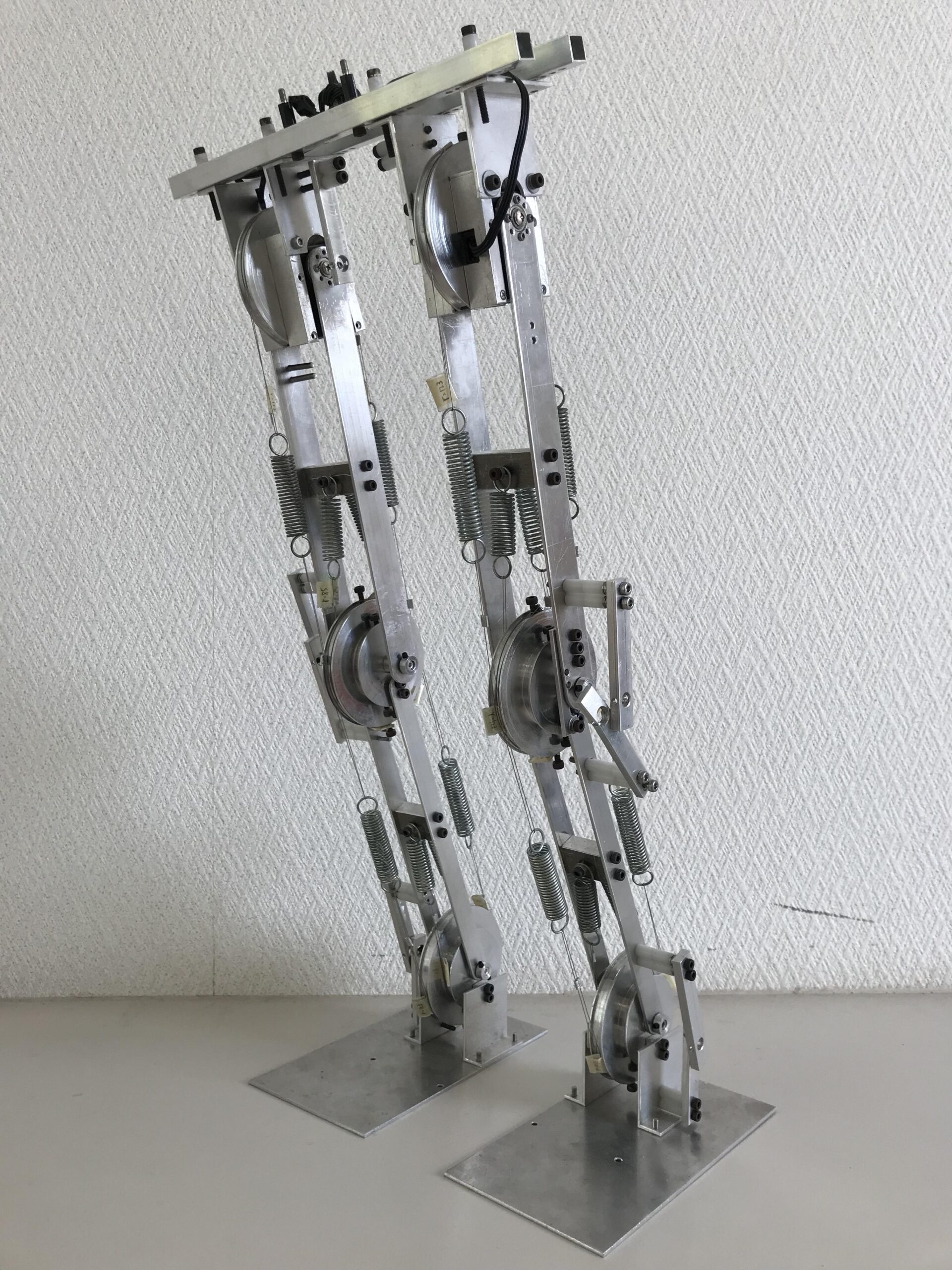 陸上四肢動物の上下肢の動作原理を模擬。脳卒中片麻痺患者などを対象とした新しいリハビリ用長下肢歩行補助装具の開発を開始。金沢工業大学佐藤隆一教授の研究グループ。