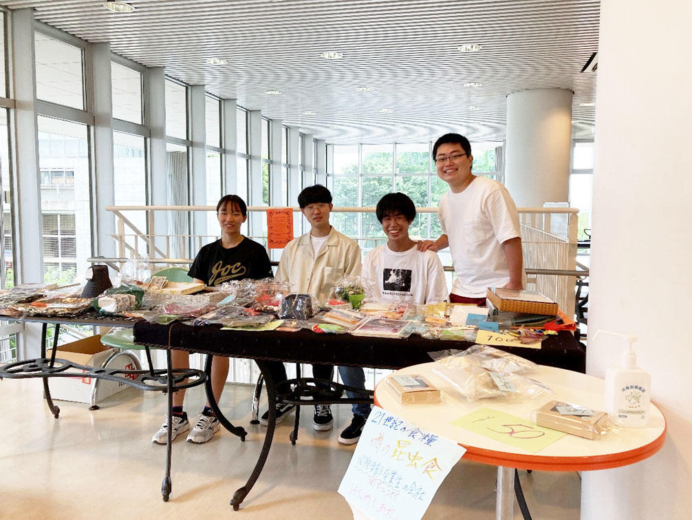 敬愛大学の学生らがウクライナ支援のチャリティーバザーを開催 — 外国のお土産やアクセサリーなど国際学部らしい品物を販売