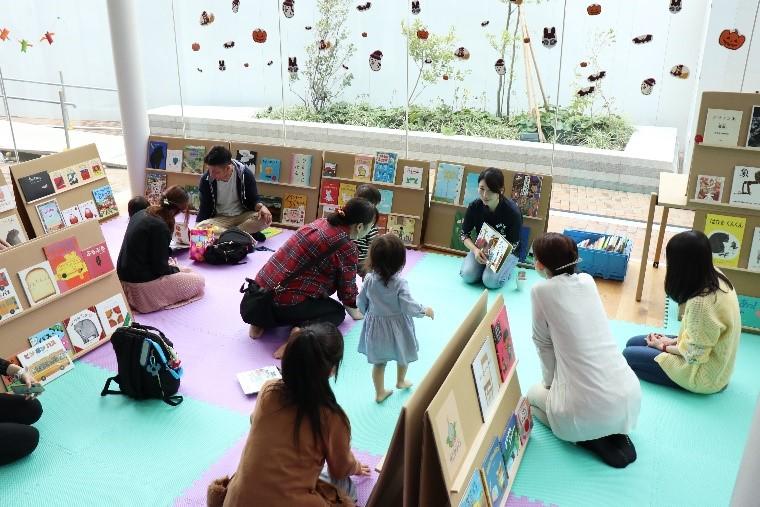 近畿大学アカデミックシアターで第2回「えほんのひろば」開催　近畿大学×大阪府教育委員会