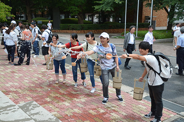 千葉商科大学が取り組む日本初の「自然エネルギー100%大学」への挑戦 — 節電アクション「打ち水で涼しく大作戦」