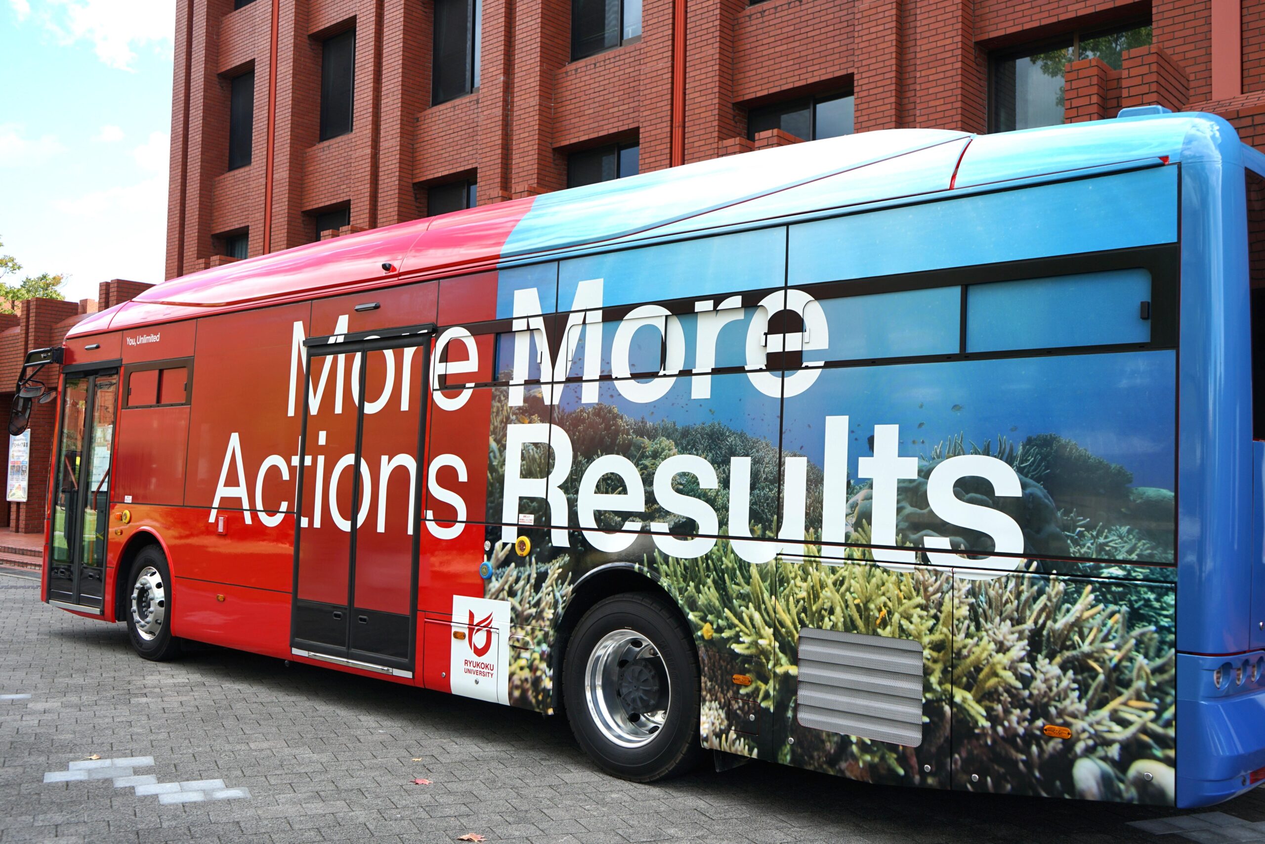 【龍谷大学】龍谷大学、日本初のCO₂ゼロEVスクールバス導入– 再エネ100％で深草⇆大宮キャンパス間を運行