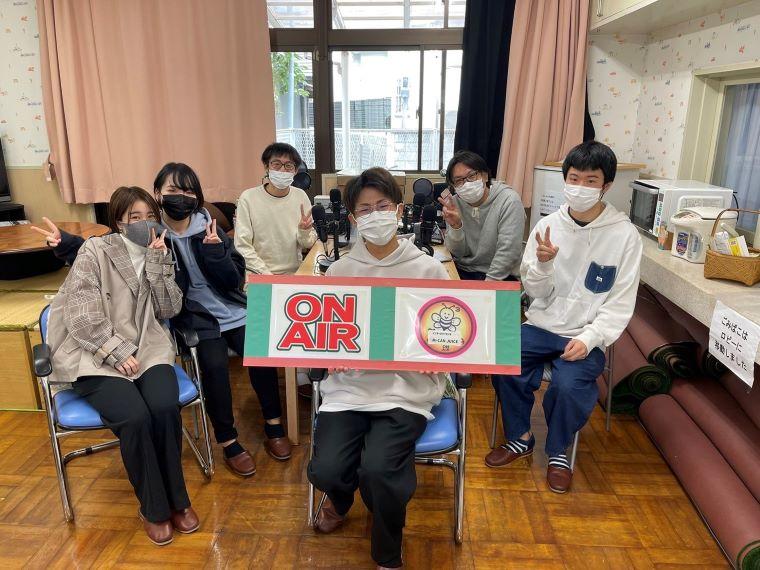 追手門学院大学の舞台表現プロジェクト「STEP」の学生が制作したラジオドラマ『鼻曲がりと言われた少年』が11月から放送 — 先天性の障がいを乗り越えたミュージシャンの半生を描く