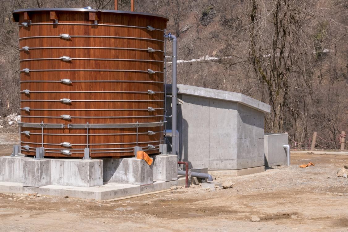 耐震に関する産学共同研究の成果を取り入れ、実証実験を開始。金沢工業大学白山麓キャンパス「比咩の湯」に、白山地区産の杉を使用した木製源泉槽を実装。森林資源の活用による地方創生にも期待。