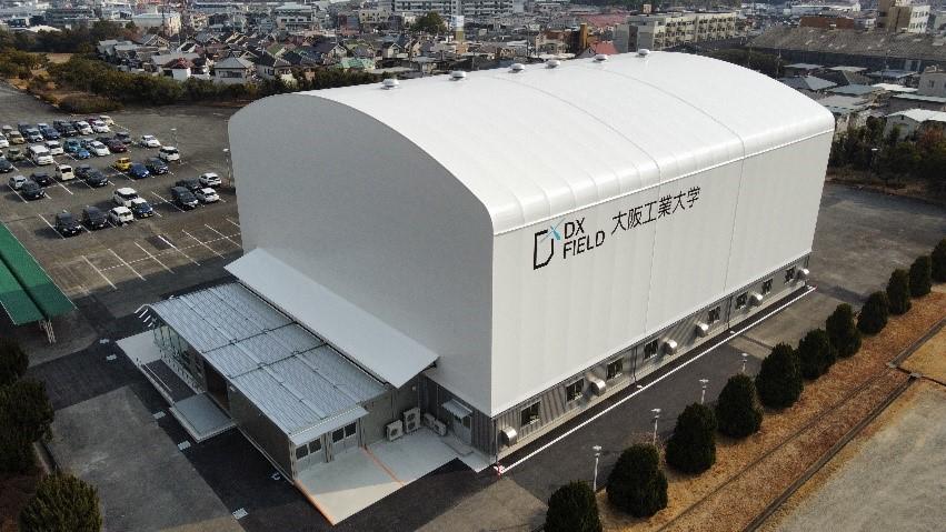 実世界情報学科で最先端の実践型ドローン授業　大規模実証実験施設使いプログラミングに生成ＡＩも活用 — 大阪工業大学