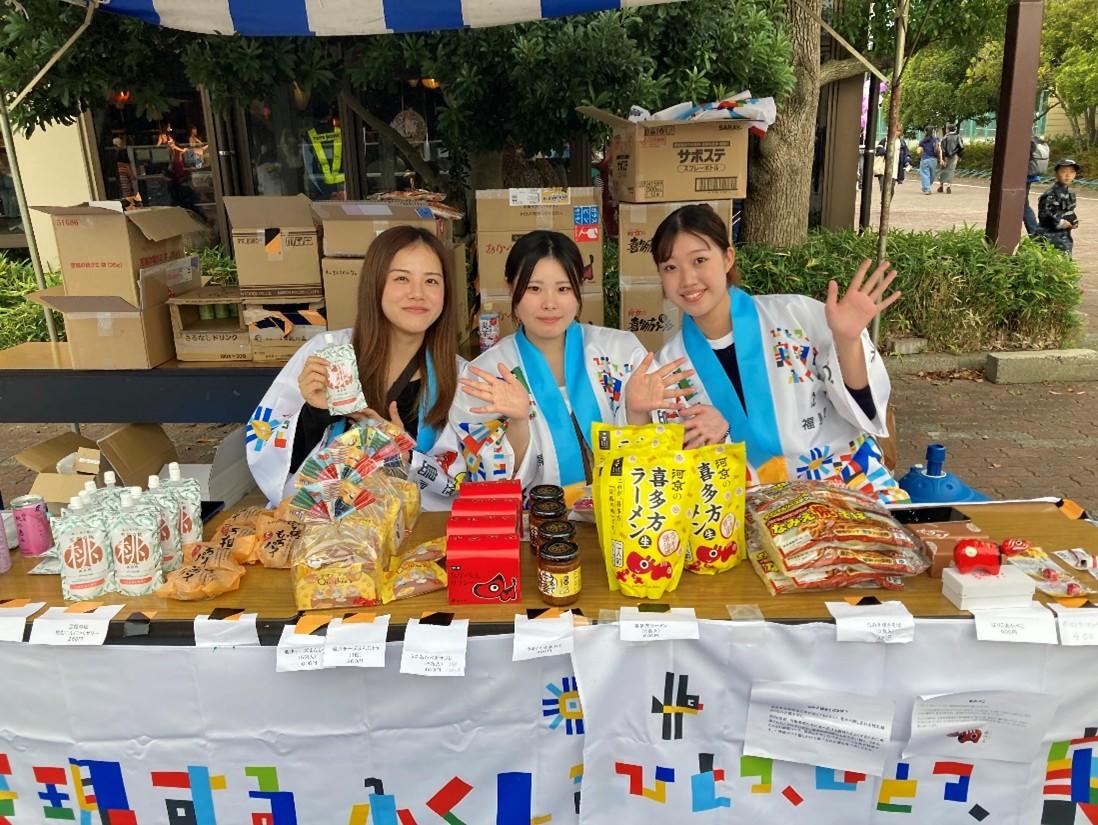 神田外語大生が「よってがっしょ福島」を出店！震災復興発信プロジェクトの一環として学園祭で福島県の特産品を販売