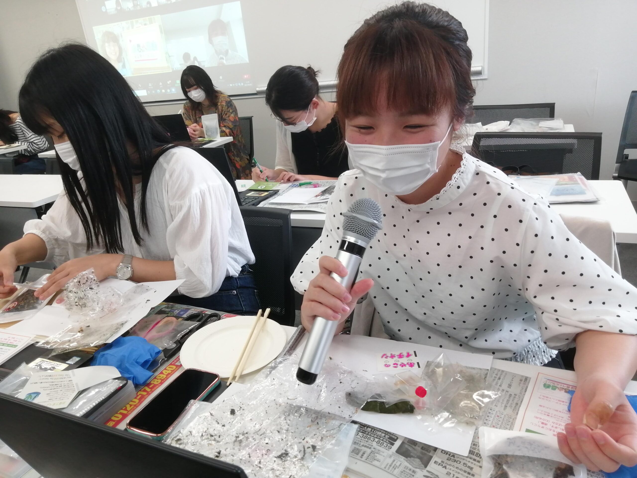 【共立女子大学・共立女子短期大学】南三陸町海藻ふりかけづくりと、災害時の帰宅困難者支援施設運営ゲーム（KUG）を開催