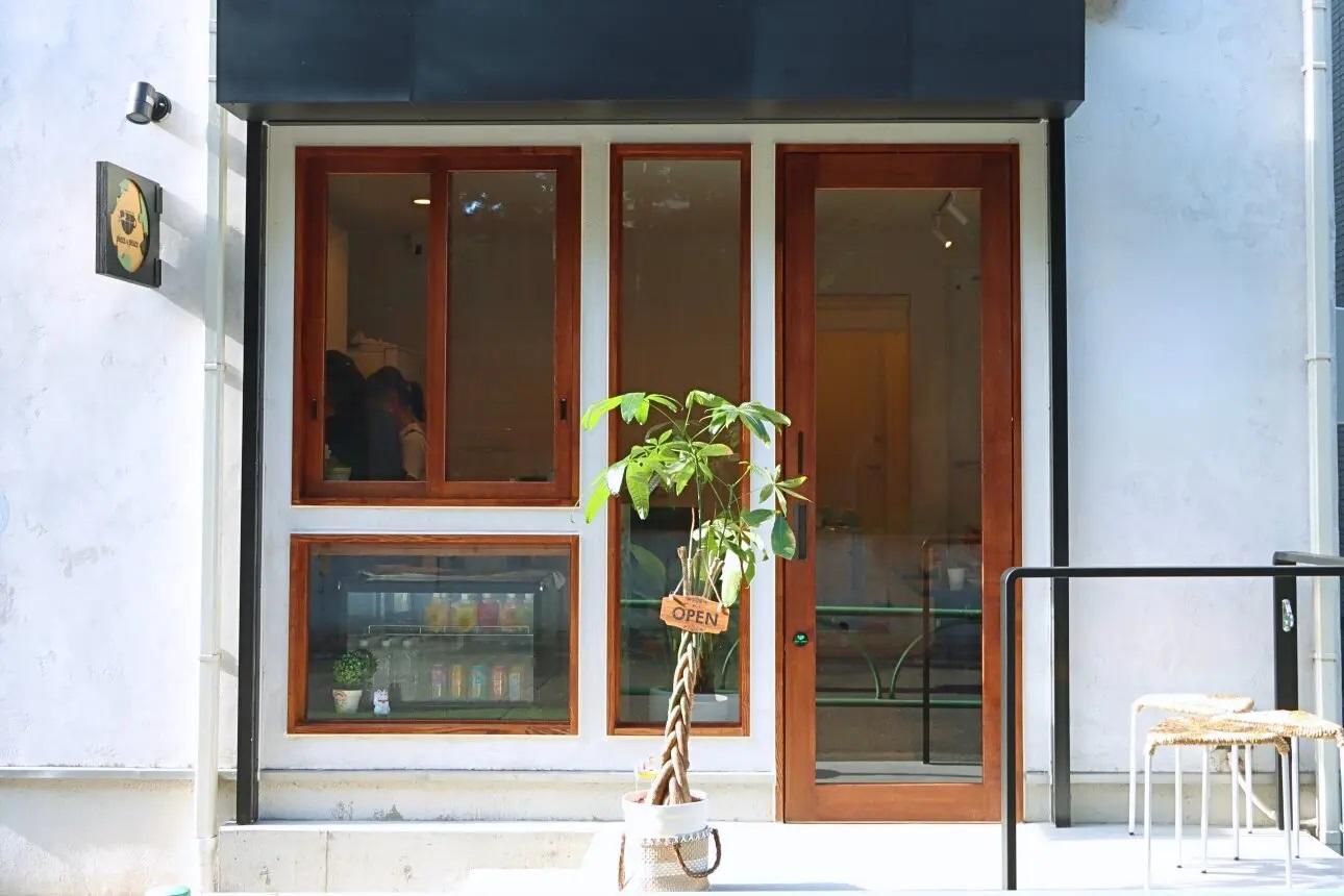 国士舘大学の南泰裕教授と学生らが地域住民の家屋をリノベーション、地域に開かれた「豪徳寺カフェ」としてオープン