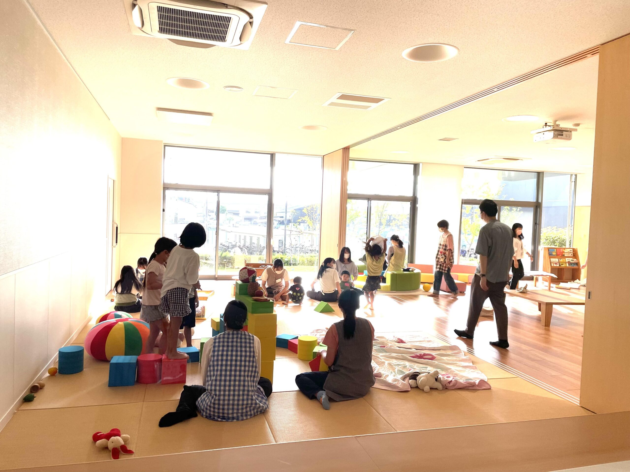 常葉大学保育学部および短期大学部保育科の学生が子どもの一時保育ボランティアを実施