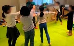 東洋学園大学児童英語教育ゼミの学生が学童クラブの小学生に「グローバル英語体験」を実施 — ”英語嫌い”の早期化を防ぐ一手として貢献 —