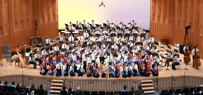 卒業生がつなぐ、大阪・関西万博でのスペシャルステージ　近畿大学吹奏楽部が「マルタ共和国パビリオン」前で演奏