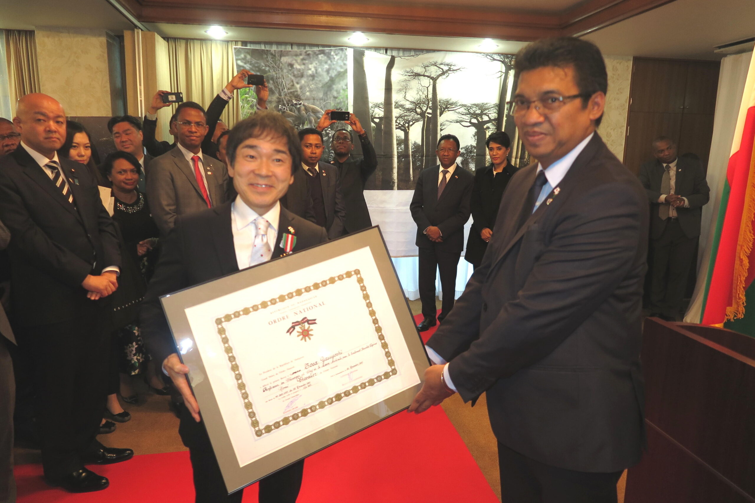 昭和大学の土佐泰祥准教授がマダガスカル国家勲章「シュヴァリエ」を受章 — 口唇口蓋裂治療の功績が評価