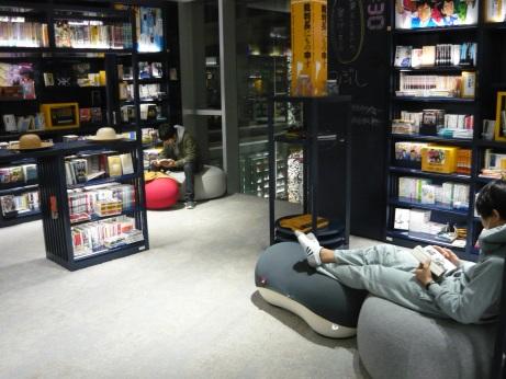 学生が夜通しお勧めの本を語り合う　夜の図書館お泊り企画