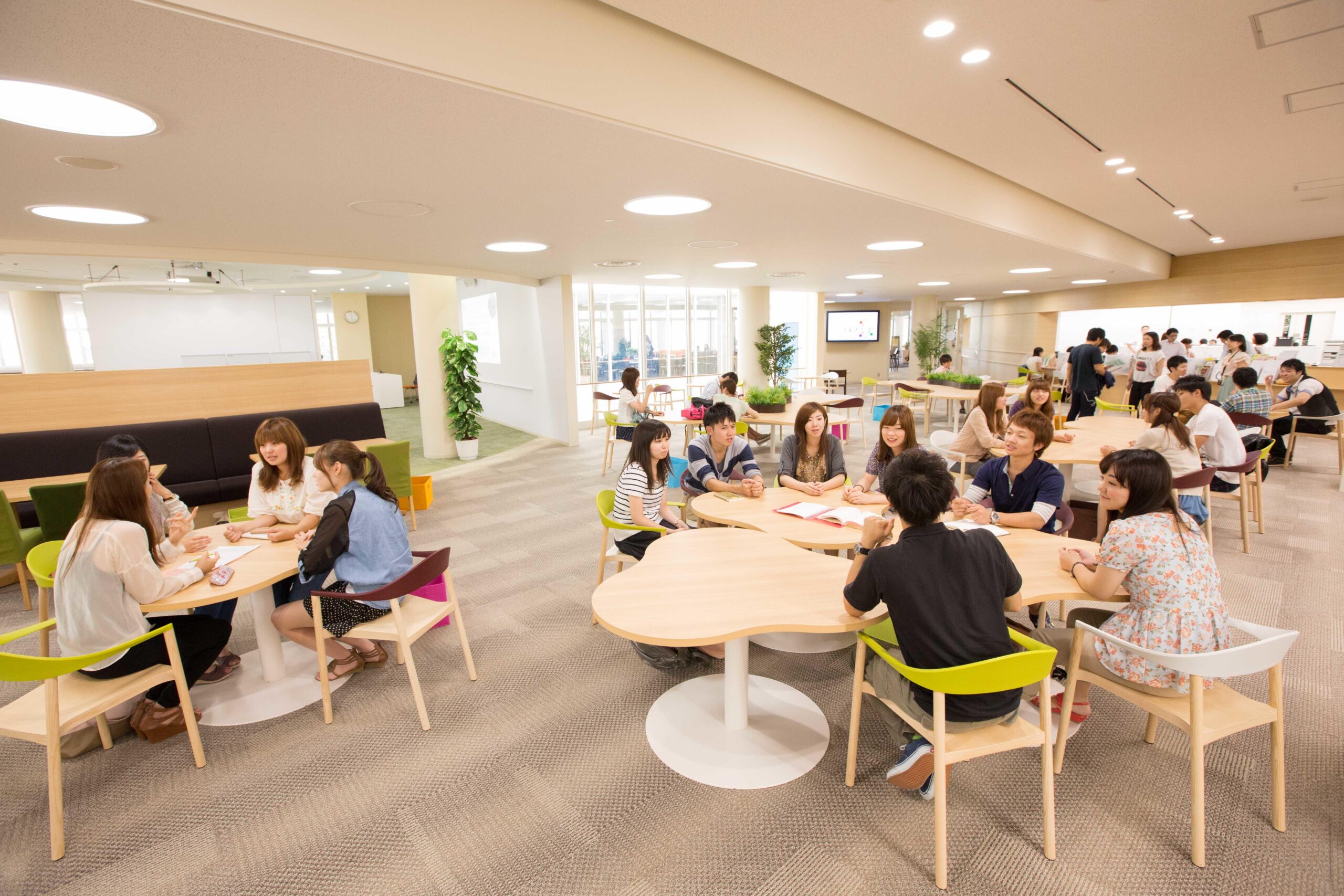 創価大学のラーニング・コモンズ「SPACe」 — 学生の主体的な学びを引き出すアクティブ・ラーニングの拠点