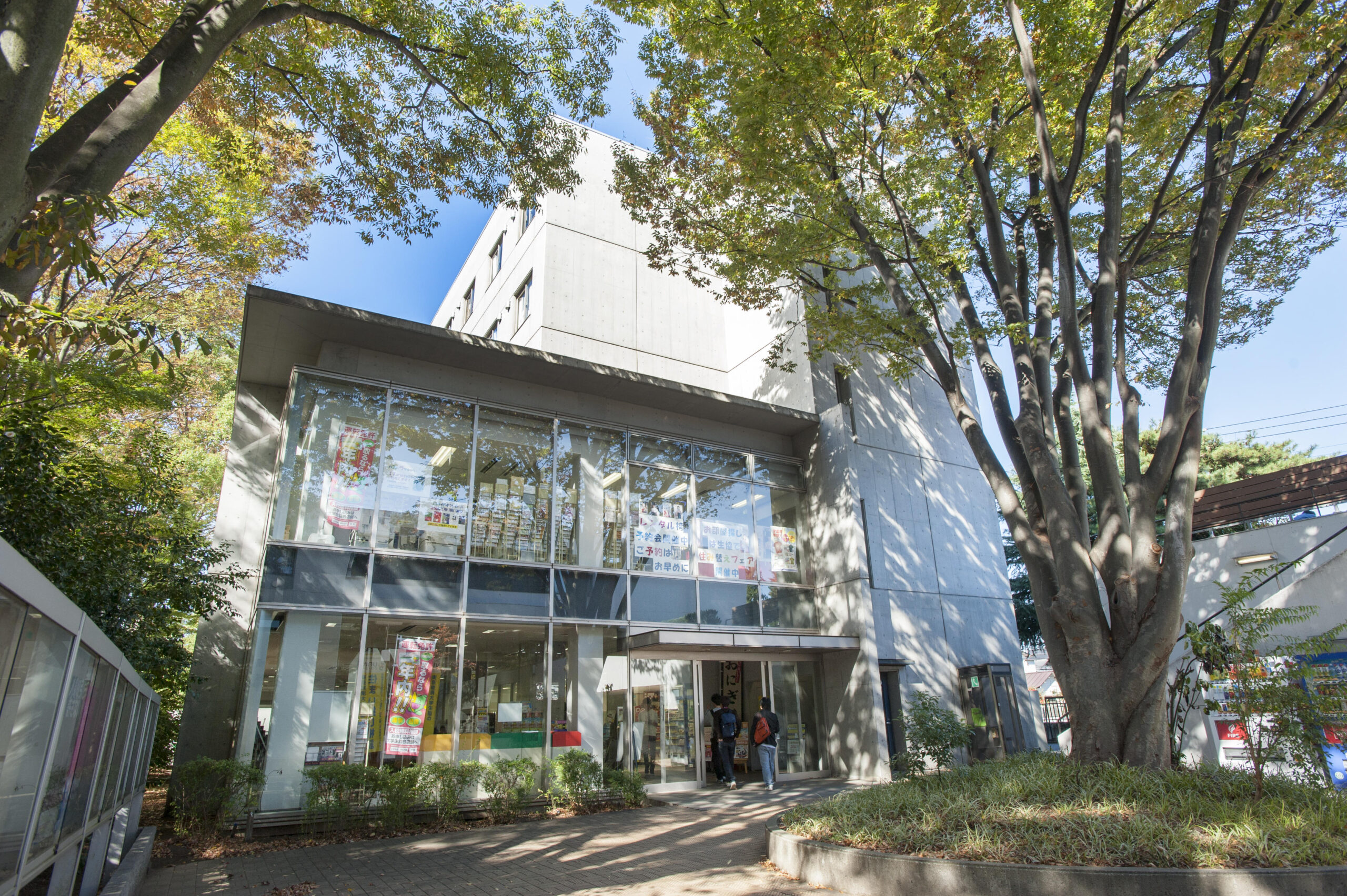 国分寺市内の商店街活性化に向け「情報自販機」を活用した実証実験を実施 ～リコージャパン株式会社の協力を得て地域活性化に貢献する情報を研究～ — 東京経済大学