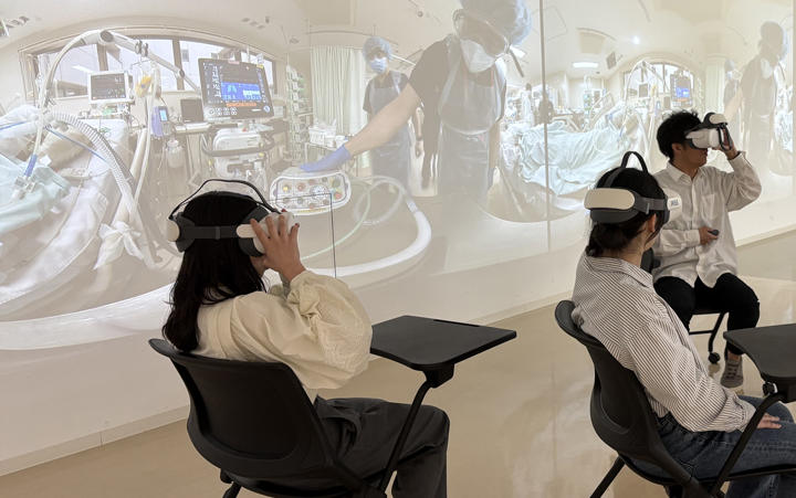 【京都橘大学】VRを活用したリアルな臨床現場を看護学部の授業で再現 ― 医工連携による次世代型看護実習を展開中