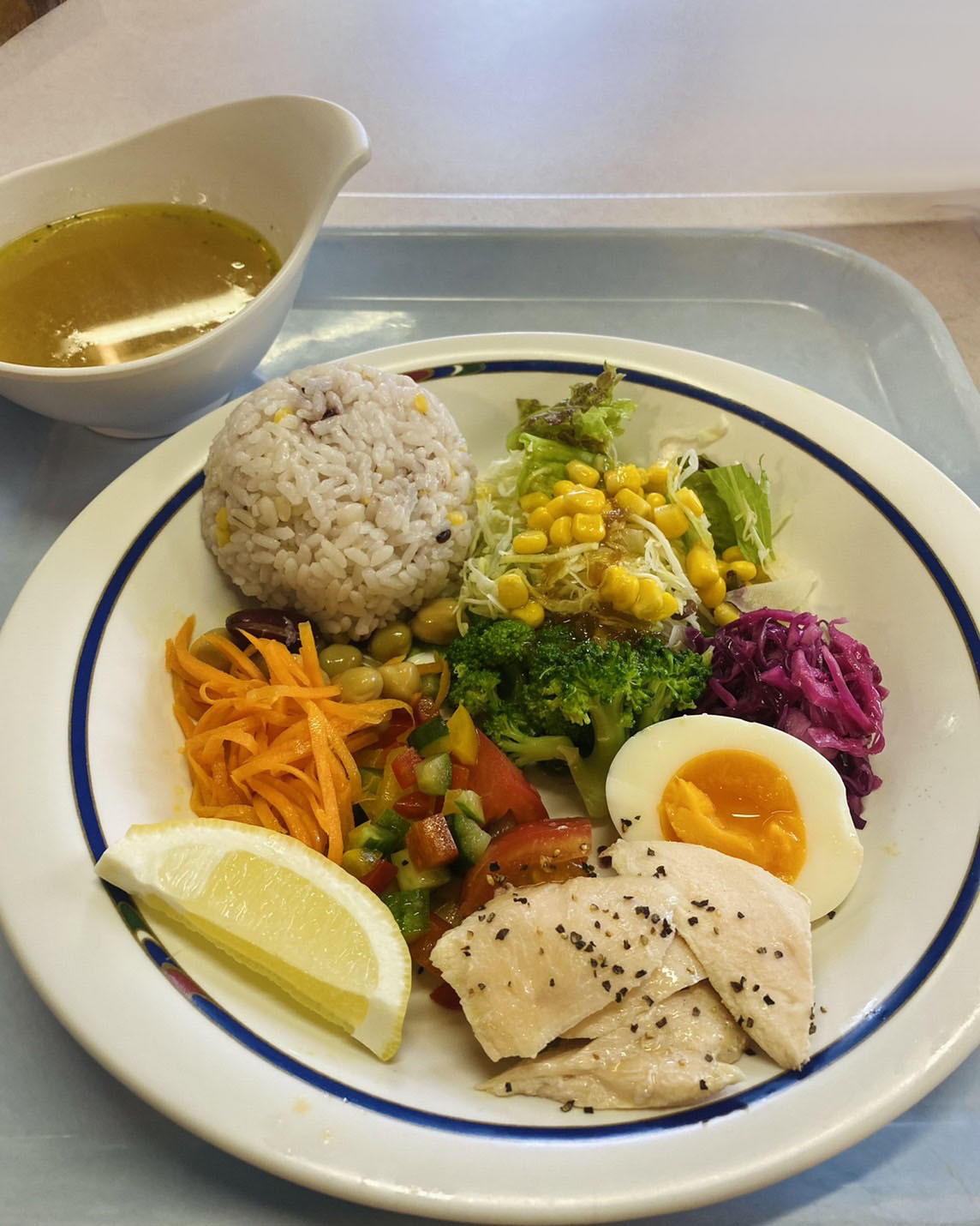 神戸女学院大学の学生がSDGsプロジェクトとして学食メニュー「SALAD BOWL」、「美肌丼」を考案 — 地元テレビや新聞から取材