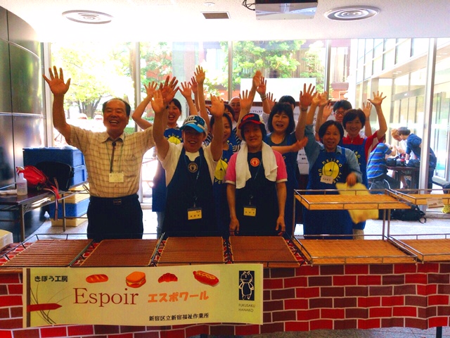 目白大学が福祉作業所製造の焼きたてパン、雑貨等の、相互支援による学内販売を実施 — 新宿区との「相互就労体験に関する協定」に基づく取り組み