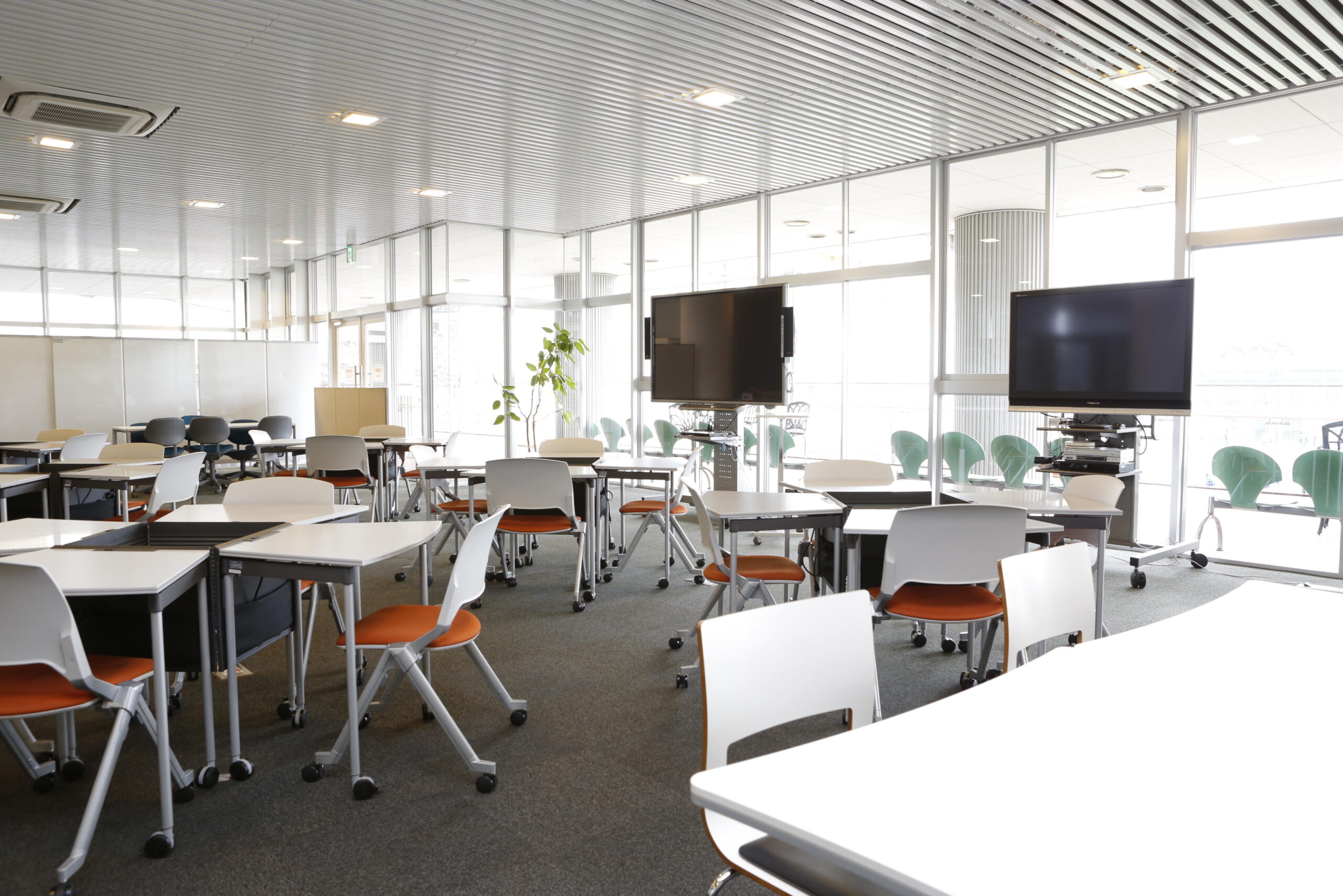 「英語力」「プレゼン力」「教職授業力」強化にラーニングコモンズを運用中 — 敬愛大学