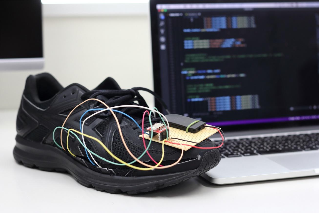 e-テキスタイル技術とIoTを用いたスマートシューズで活動量や歩き方の変化を検知し、健康寿命の延伸に活かす。地域高齢者の健康と見守りを支援するモニタリングシステムの研究開発を産学連携で開始します。 — 金沢工業大学