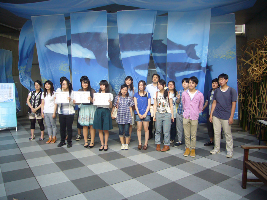 筑波学院大学が涼やかに街をデザイン — クレオスクエアでタペストリー展