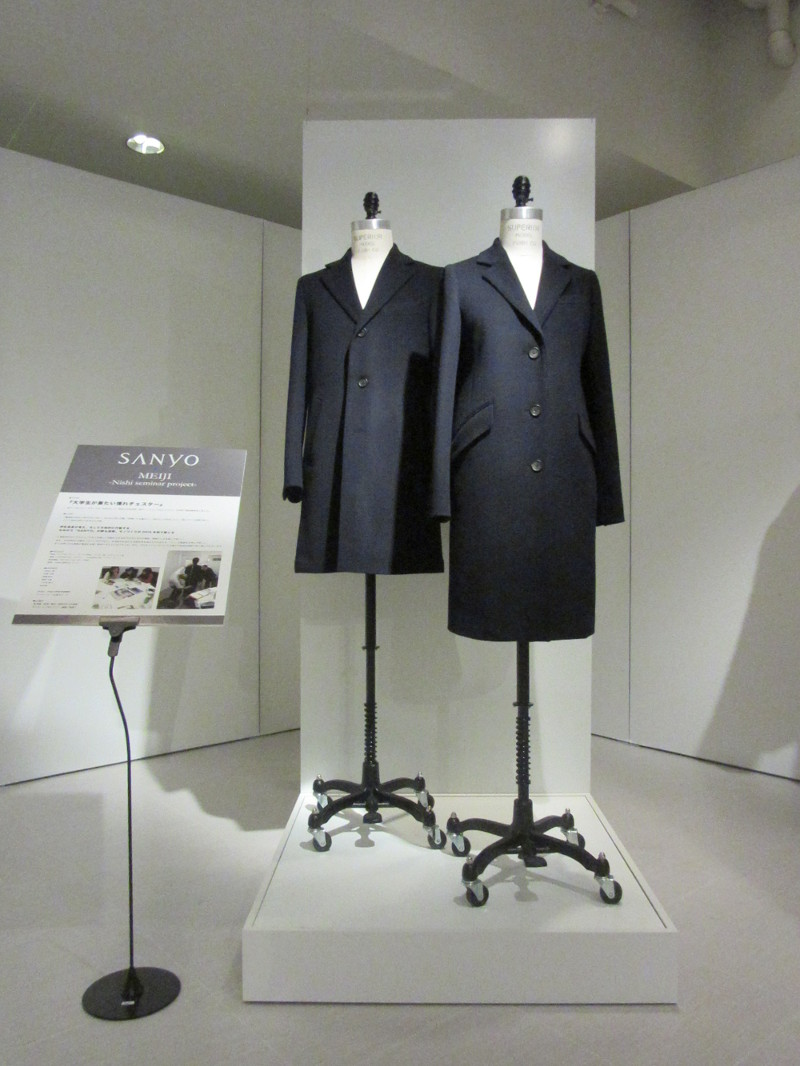 明大生が共同で開発したチェスターコートを披露「MEIJI＋SANYO 100通りのコート試着会」を11月1日～2日に和泉キャンパスで実施 — 明治大学